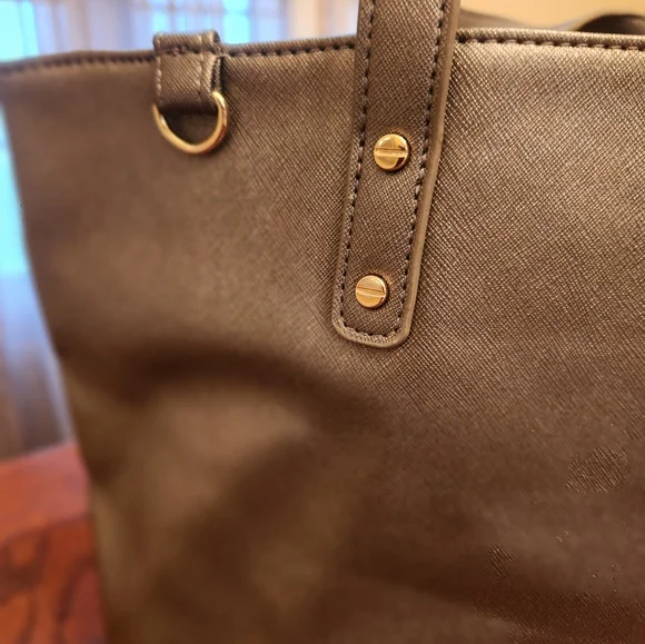 Silver Metallic Tote - Picture 2 of 8
